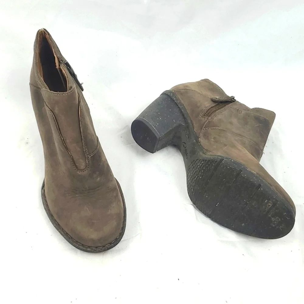 Clarks Unstructured‎ Brown Suede Booties